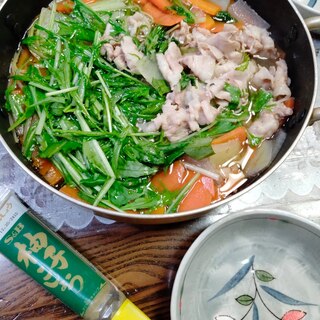 粉末そばスープで野菜たっぷり豚鍋。柚子コショウ味